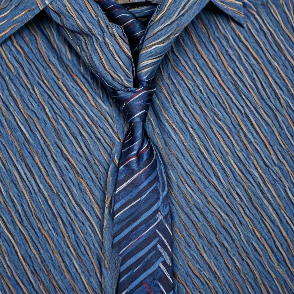 Jaki krawat do niebieskiej koszuli?