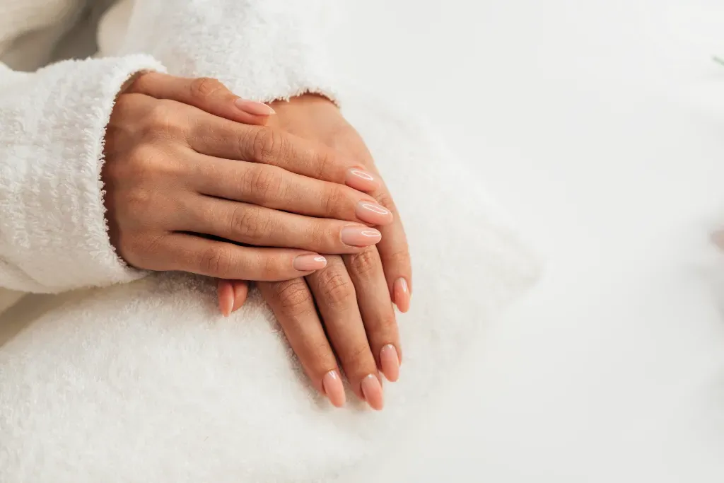 zbliżenie na zadbane paznokcie